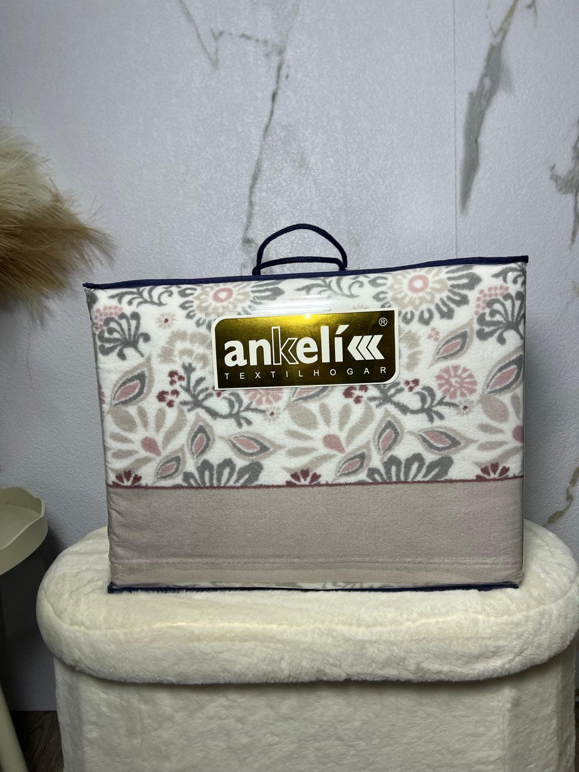 Detalle del juego de sábanas Ankelikk coralina floral rosa y gris, cama de 180 cm