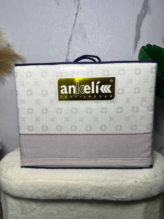 Detalle del juego de sábanas de coralina Ankelikk geométrico malva y gris para cama de 90 cm