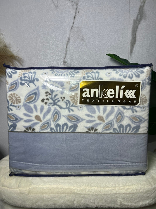 Detalle del juego de sábanas Ankelikk coralina floral azul gris y beige, cama de 180 cm