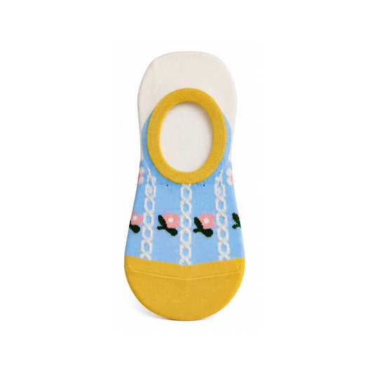 Detalle de pinkie azul con flores y ribete amarillo