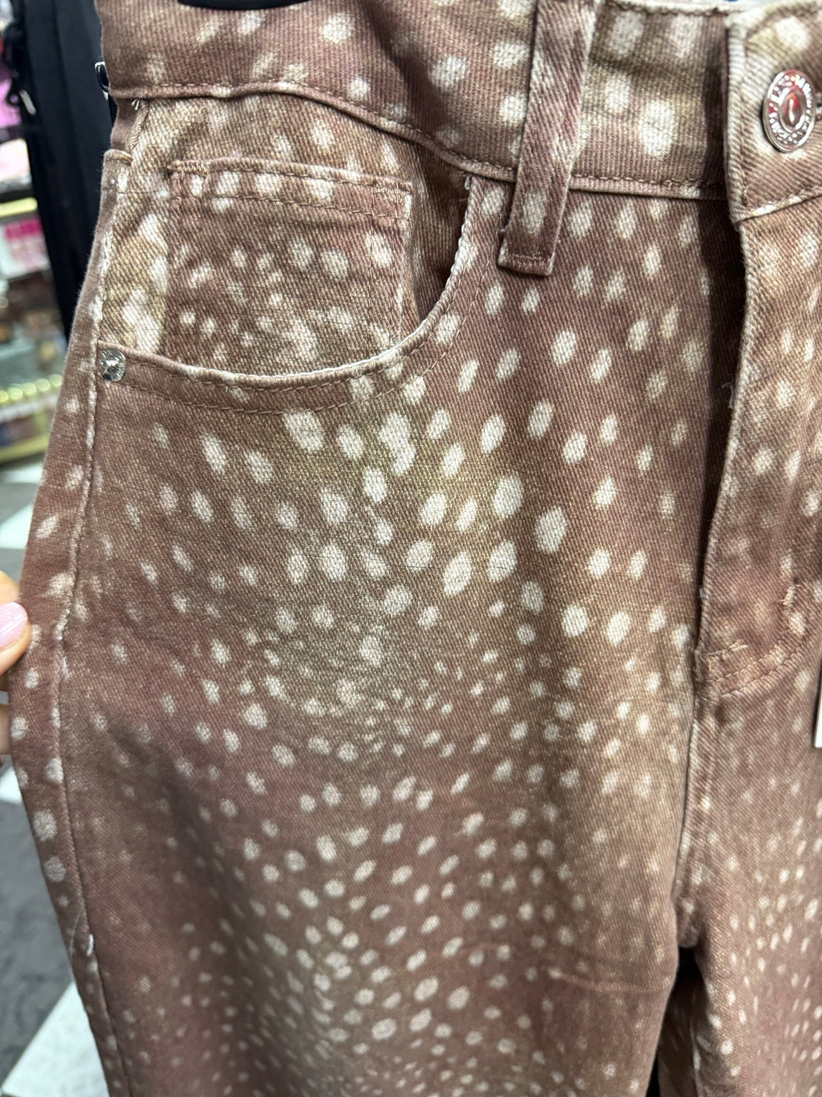 Detalle real del tejido del pantalón estampado Soluna
