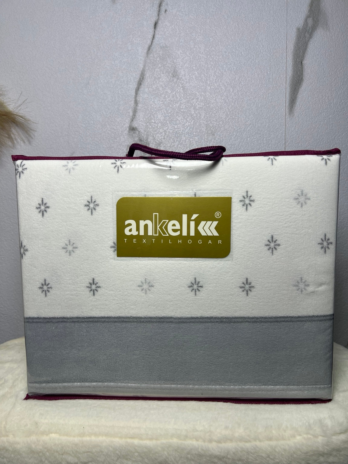 Juego de sábanas Ankel para cama de 135 cm, blanco con pequeños motivos gris azulado y banda inferior gris