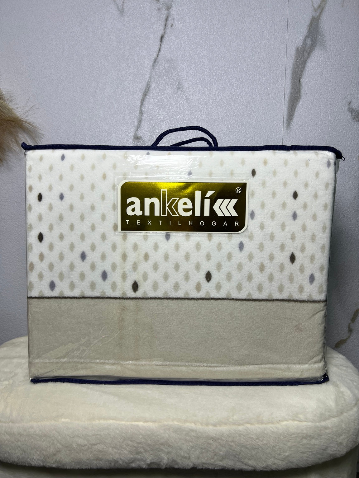 Detalle del juego de sábanas de coralina Ankelikk beige con pequeñas motitas para cama de 105 cm