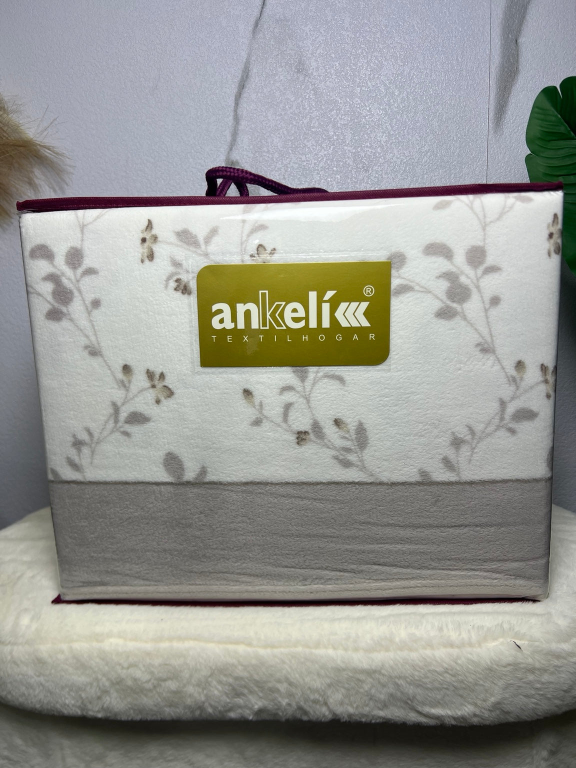 Detalle del juego de sábanas de coralina Ankelikk floral beige y gris para cama de 105 cm