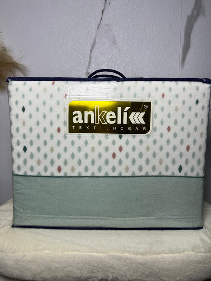 Detalle del juego de sábanas de coralina Ankelikk verde agua con motitas multicolor para cama de 105 cm