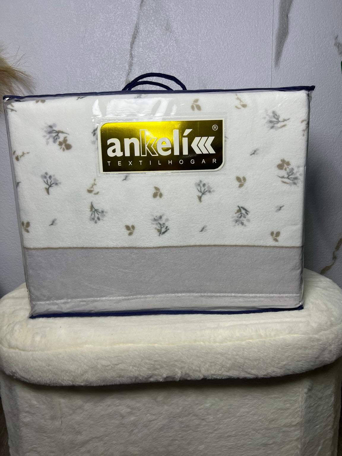 Detalle del juego de sábanas de coralina Ankelikk floral beige y gris para cama de 135 cm