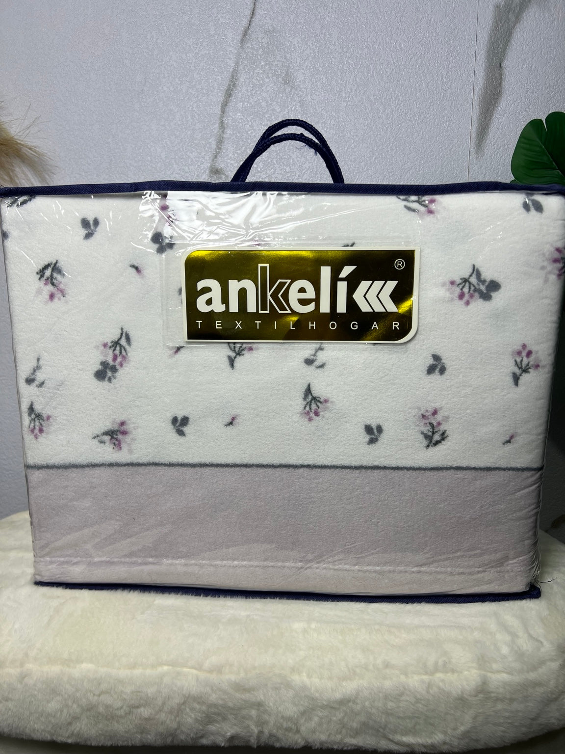 Detalle del juego de sábanas Ankelikk coralina floral gris y malva