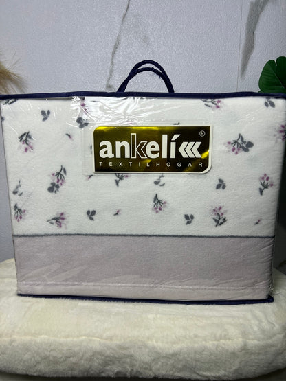 Detalle del juego de sábanas Ankelikk coralina floral gris y malva