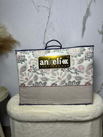 Detalle del juego de sábanas Ankelikk coralina floral rosa y gris, cama de 180 cm