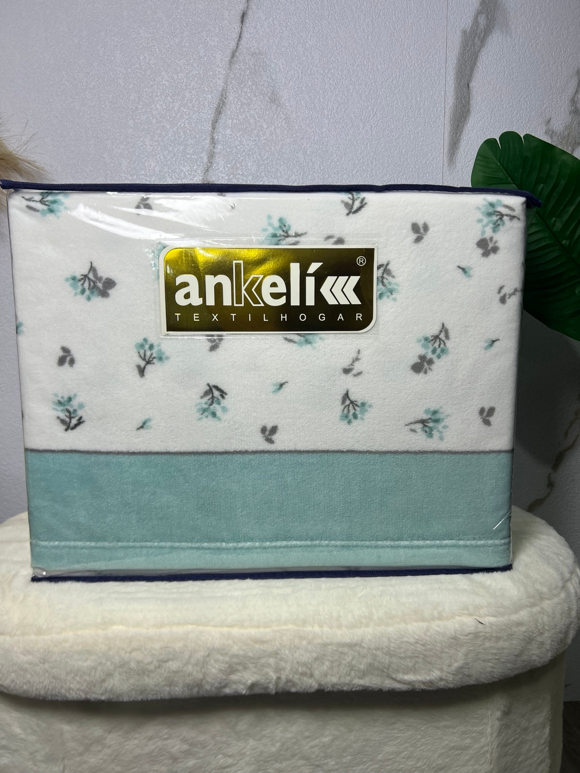 Detalle del juego de sábanas de coralina Ankelikk floral gris y turquesa para cama de 90 cm