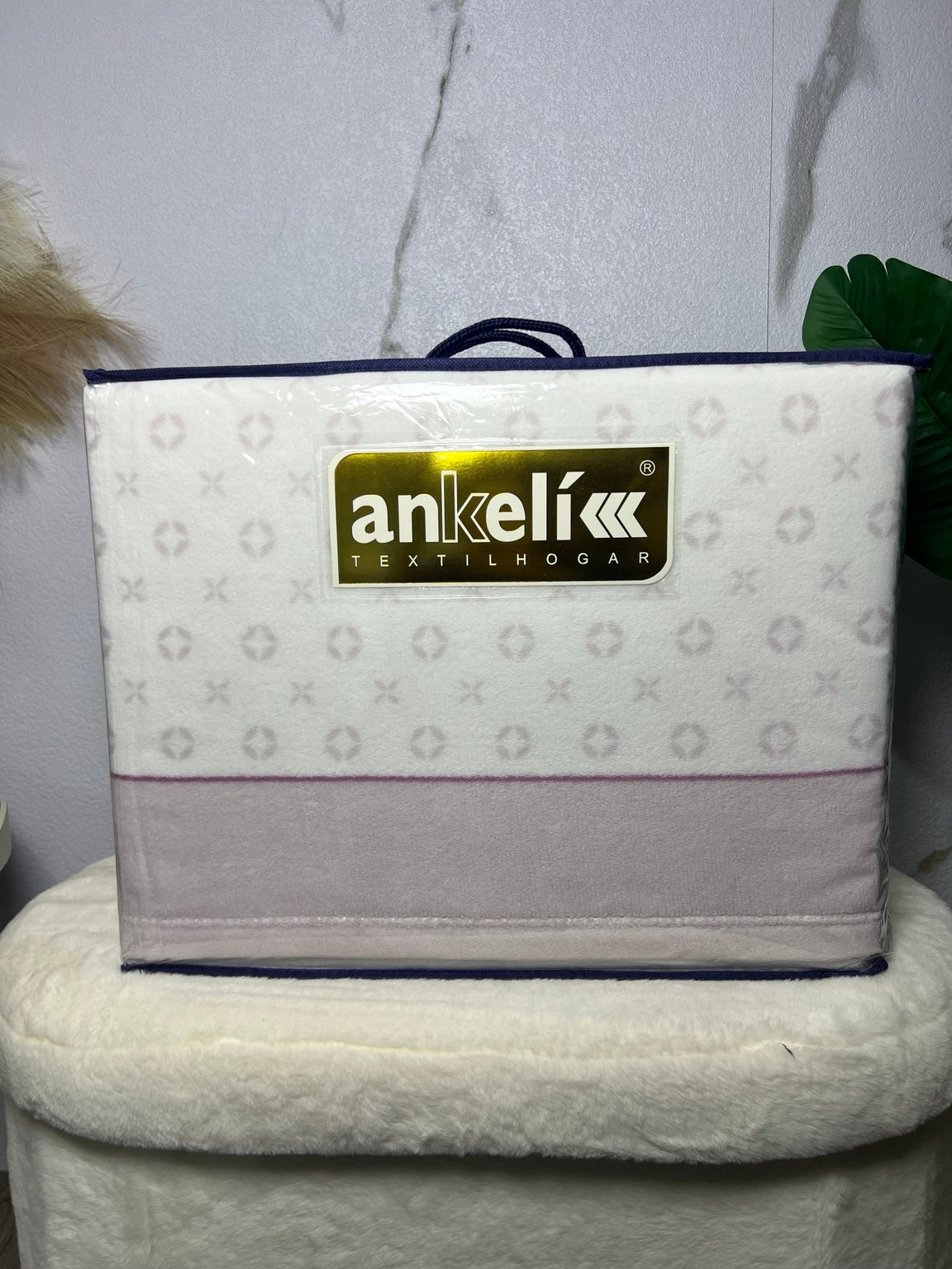 Detalle del juego de sábanas de coralina Ankelikk geométrico malva y gris para cama de 90 cm