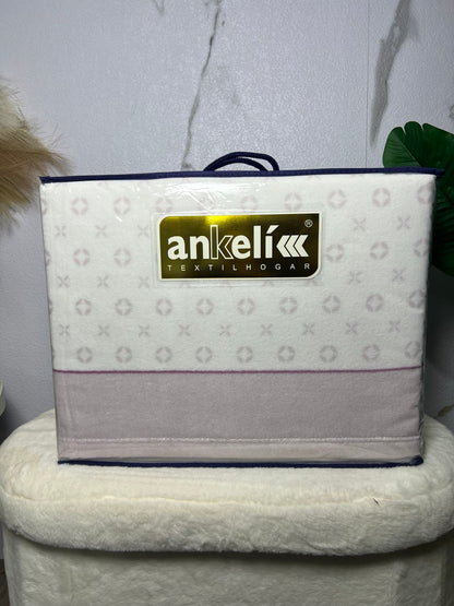 Detalle del juego de sábanas de coralina Ankelikk geométrico malva y gris para cama de 90 cm