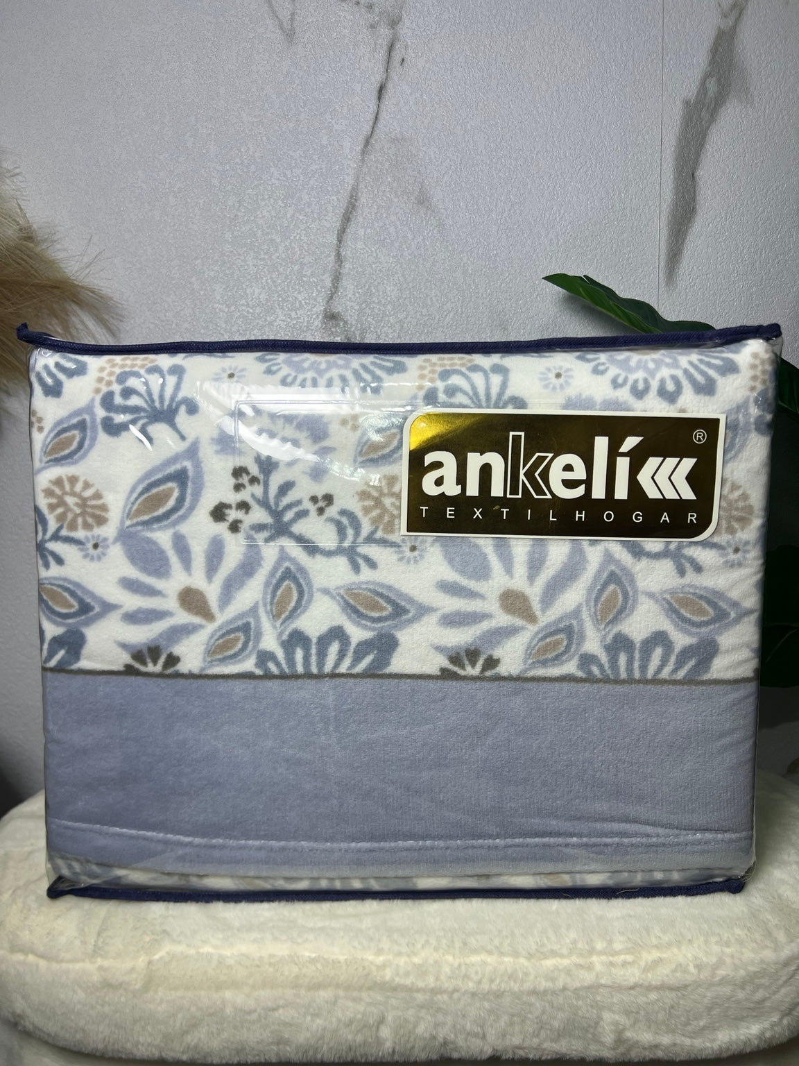 Detalle del juego de sábanas Ankelikk coralina floral azul gris y beige, cama de 180 cm