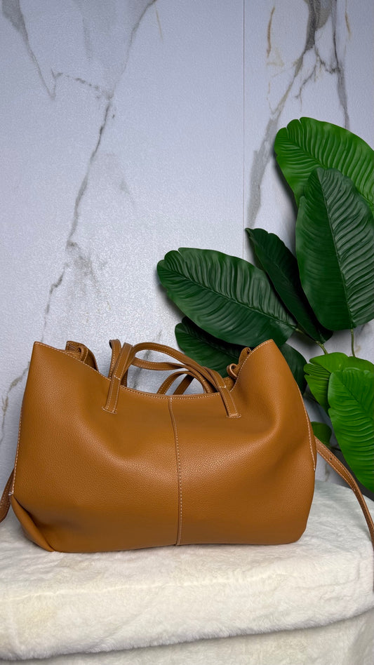 Bolso camel con asas y correa larga, vista frontal