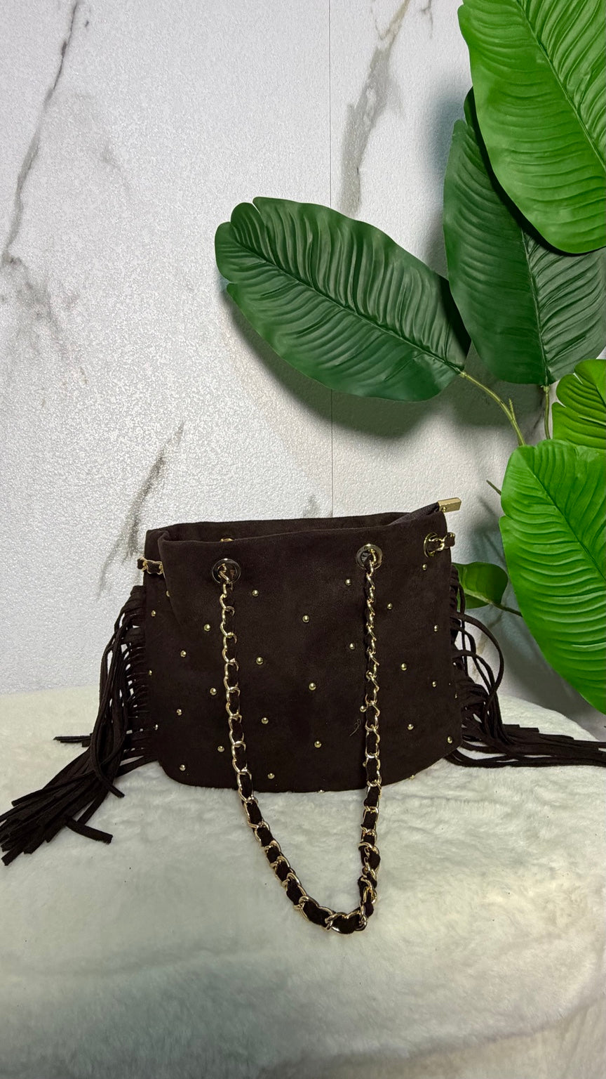 Bolso efecto ante marrón chocolate con flecos y tachuelas doradas