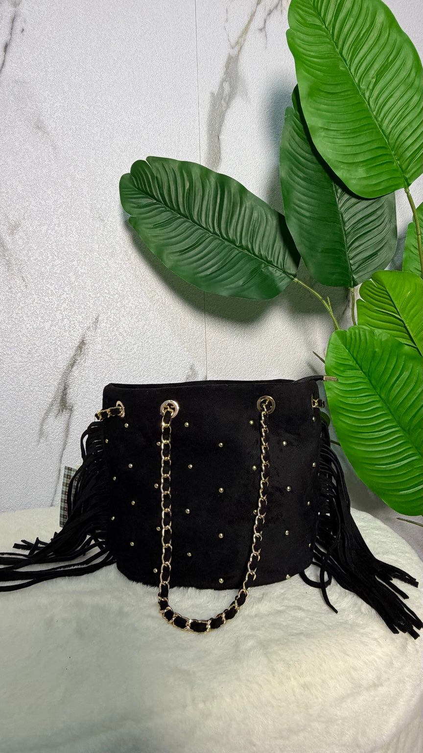 Bolso efecto ante negro con flecos y tachuelas doradas