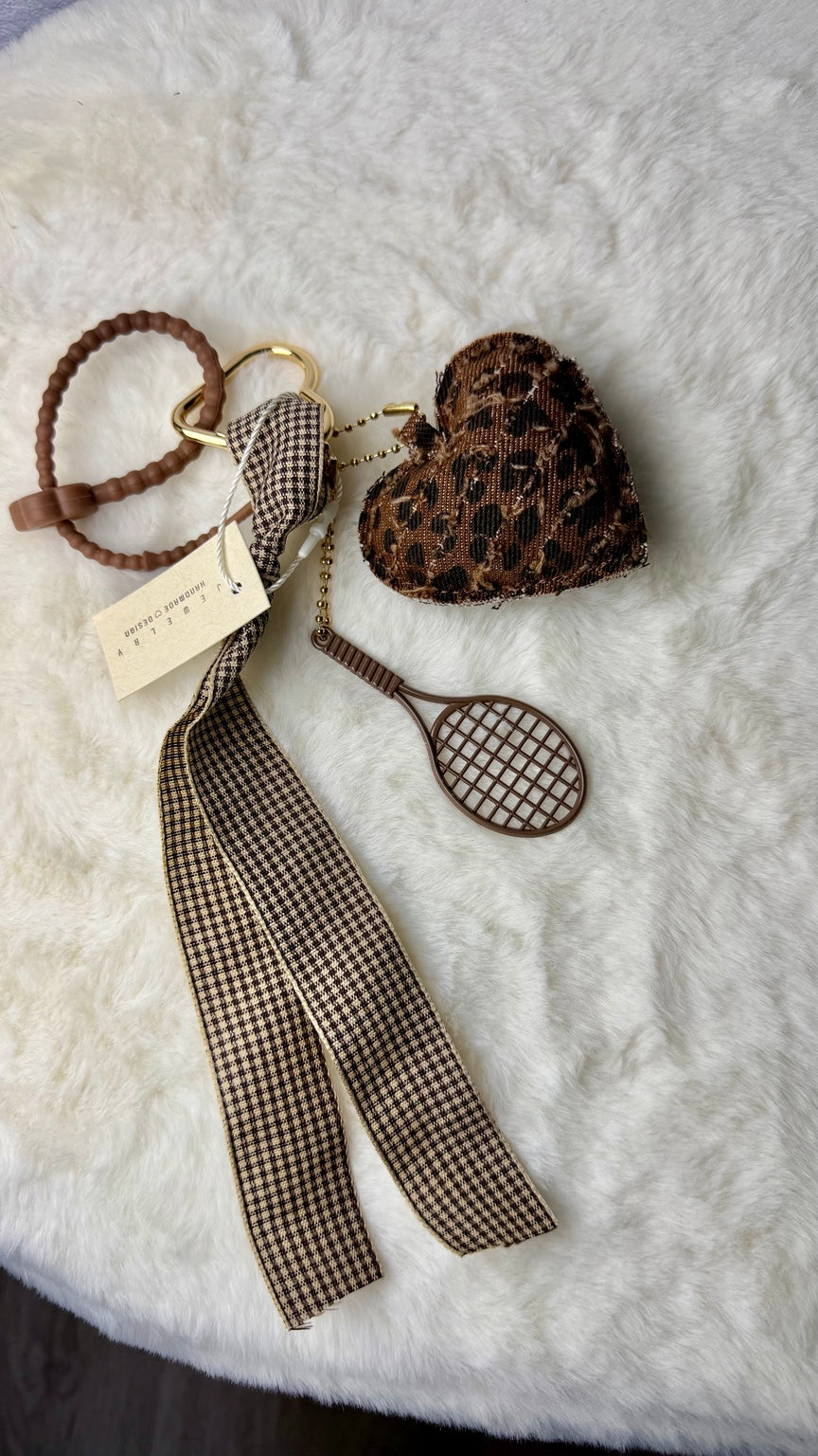 Llavero y charm de bolso con corazón leopardo, cinta de cuadros y raqueta marrón