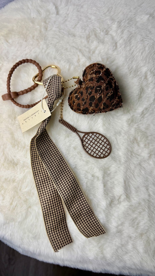 Llavero y charm de bolso con corazón leopardo, cinta de cuadros y raqueta marrón