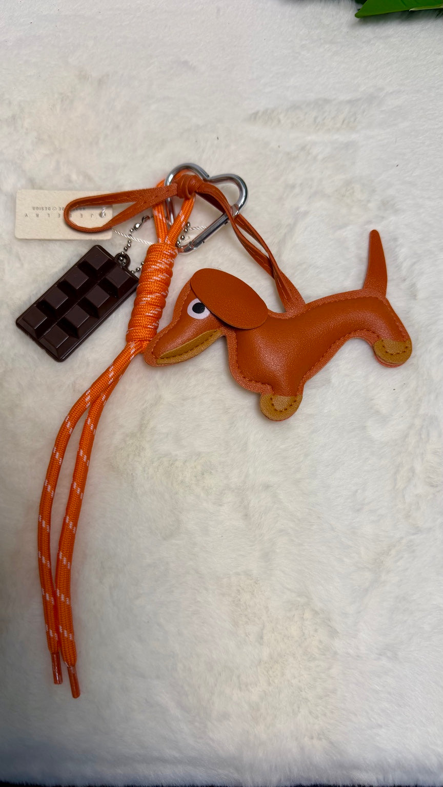 Llavero para bolso de perro salchicha naranja con chocolatina y mosquetón corazón