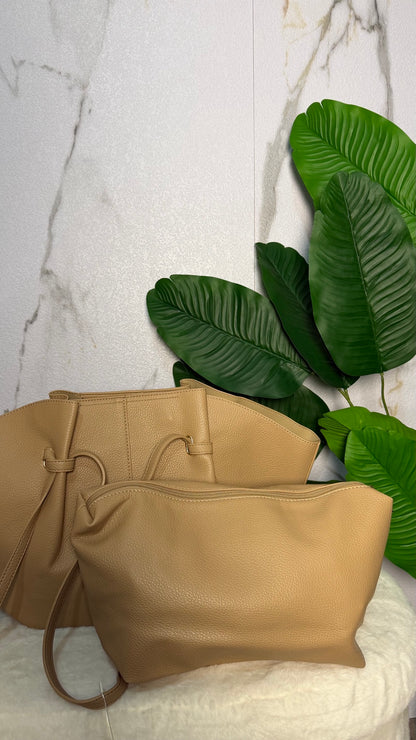Bolso beige arena con neceser a juego incluido