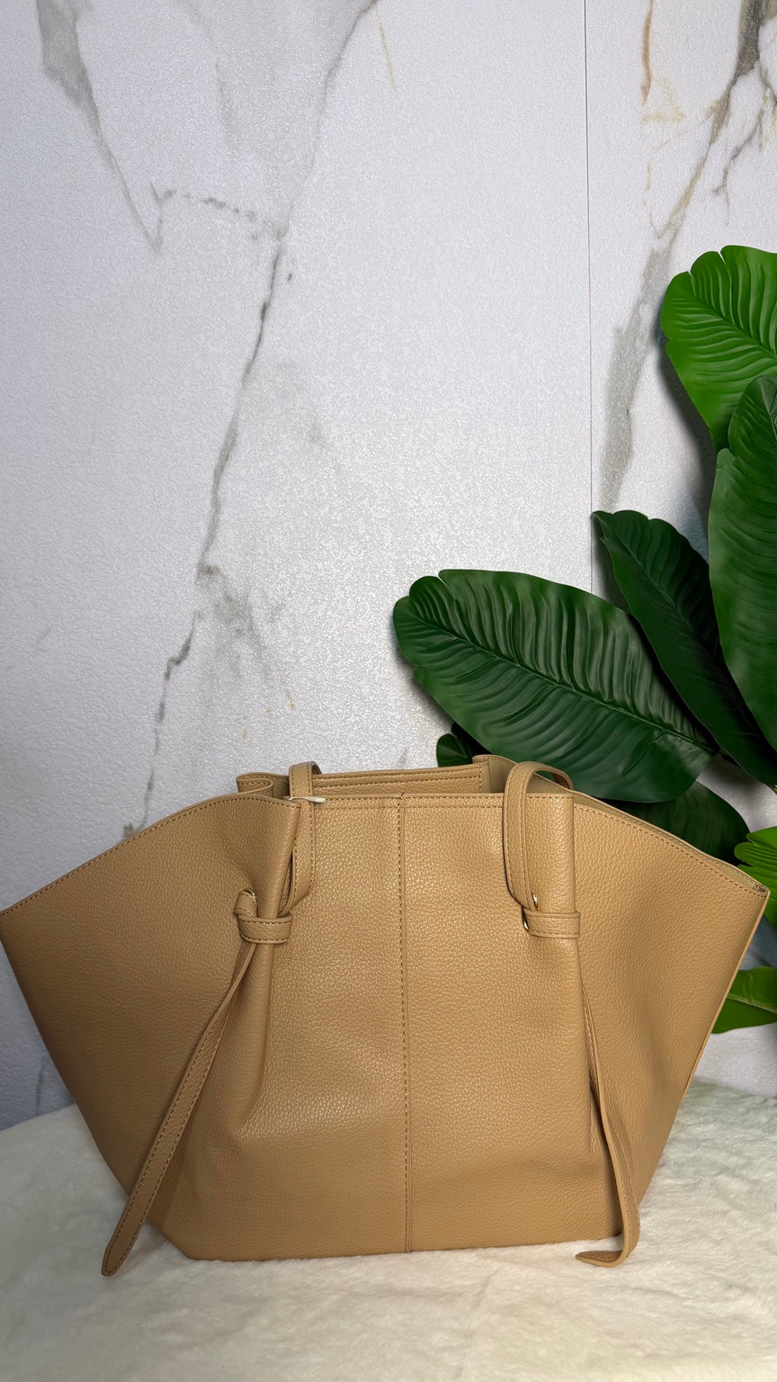Bolso tote beige arena con detalles anudados