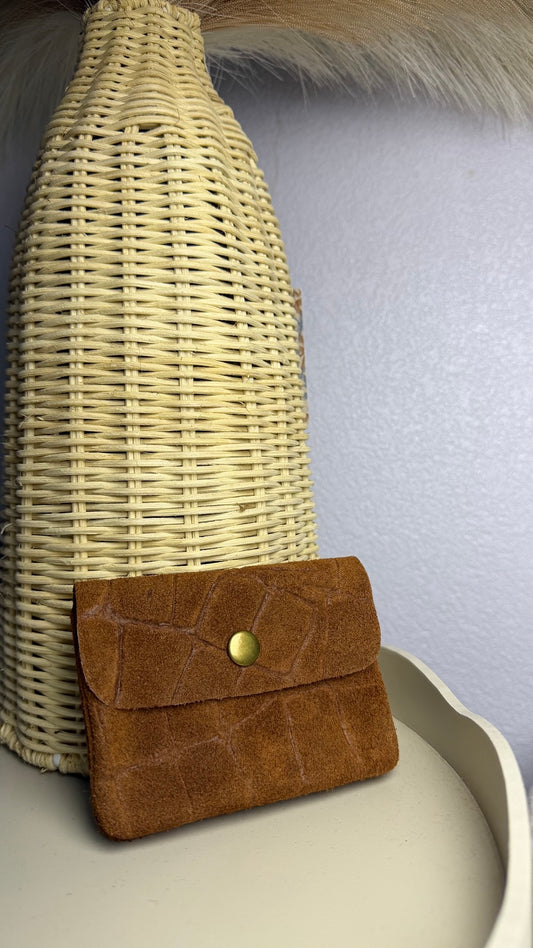 Monedero camel con botón dorado