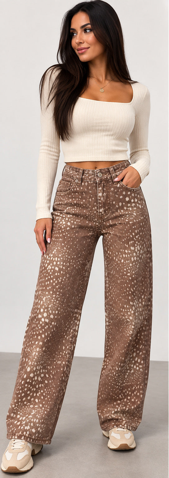 Modelo morena con pantalón vaquero Soluna marrón estampado