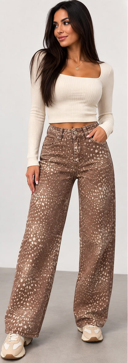 Modelo morena con pantalón vaquero Soluna marrón estampado