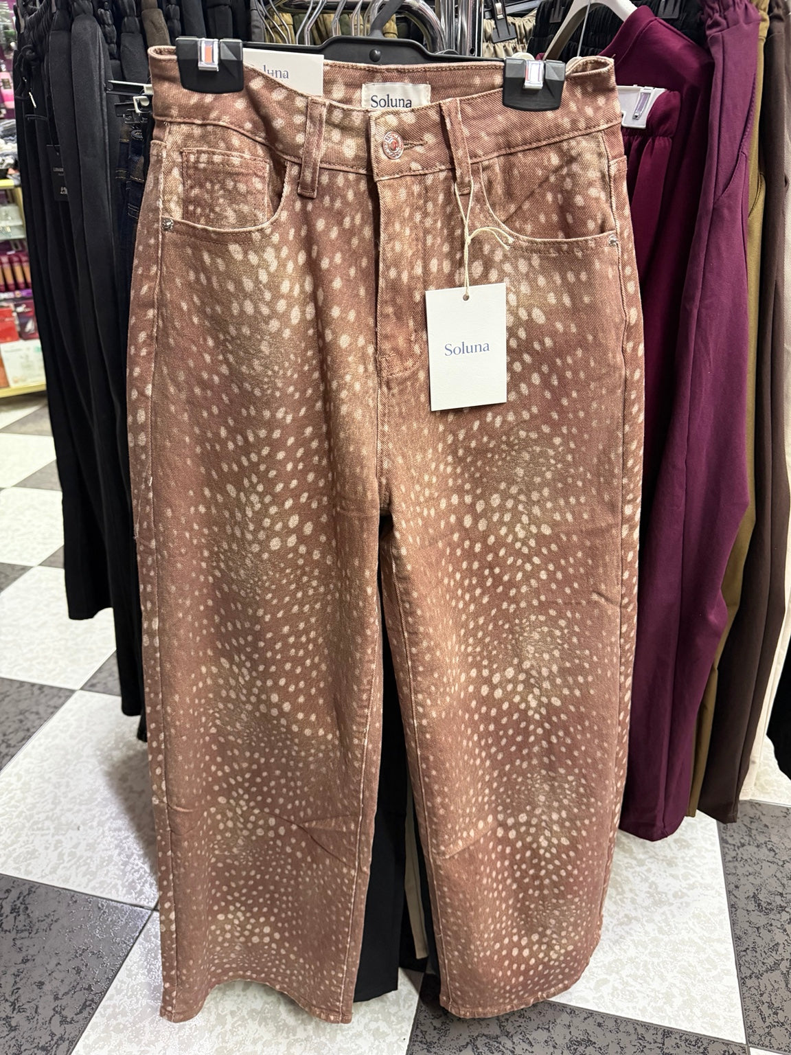 Foto real del pantalón Soluna marrón estampado
