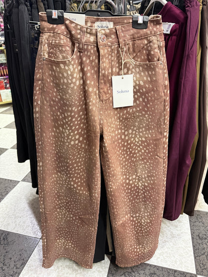 Foto real del pantalón Soluna marrón estampado