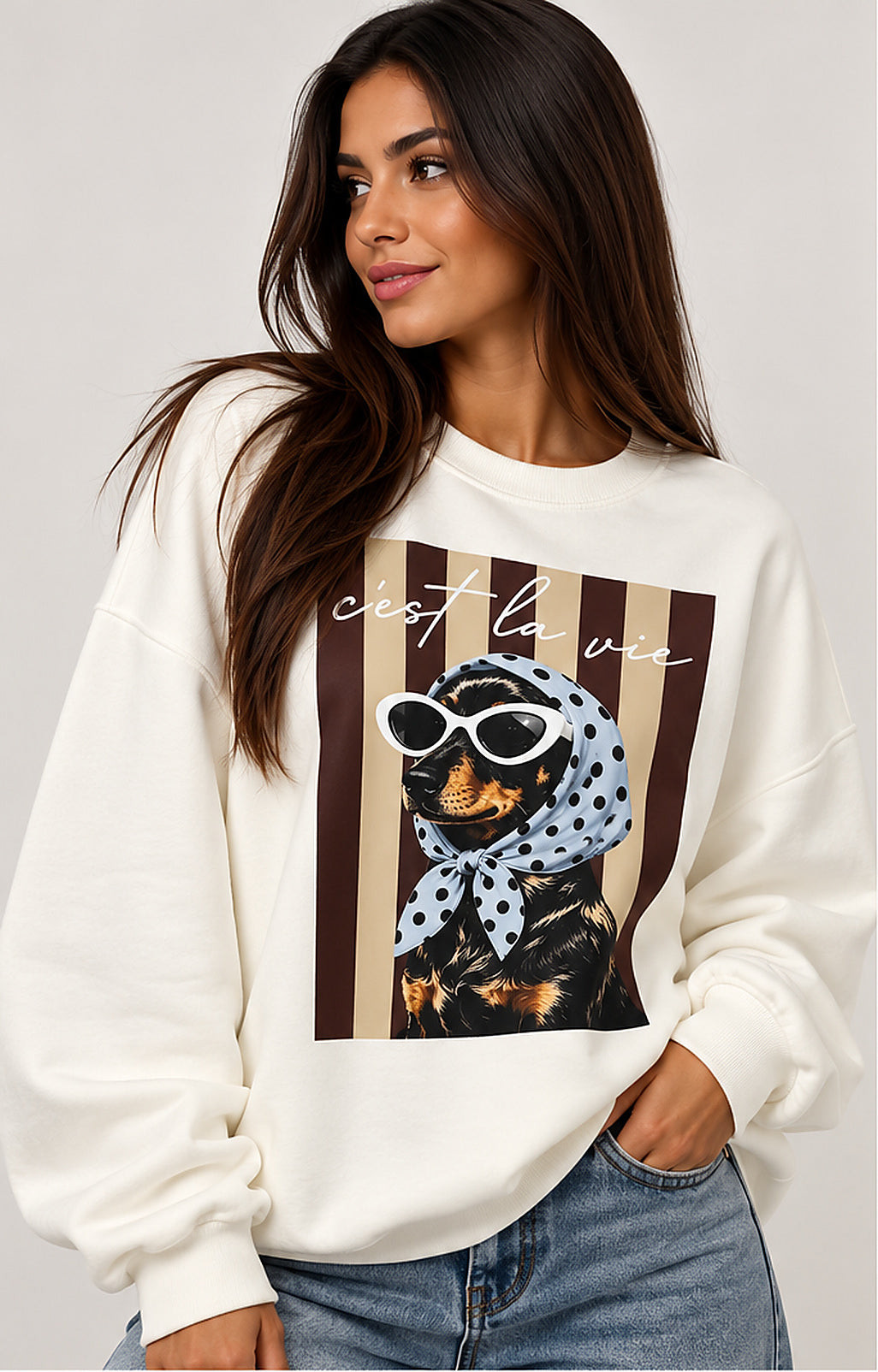 Sudadera blanca C’est la vie perrito con pañuelo azul de lunares, modelo morena