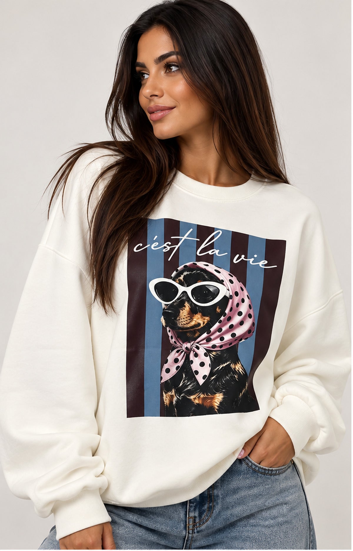Sudadera C’est la vie pañuelo rosa con modelo morena