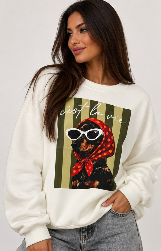 Modelo morena con sudadera C’est la vie de perrito salchicha