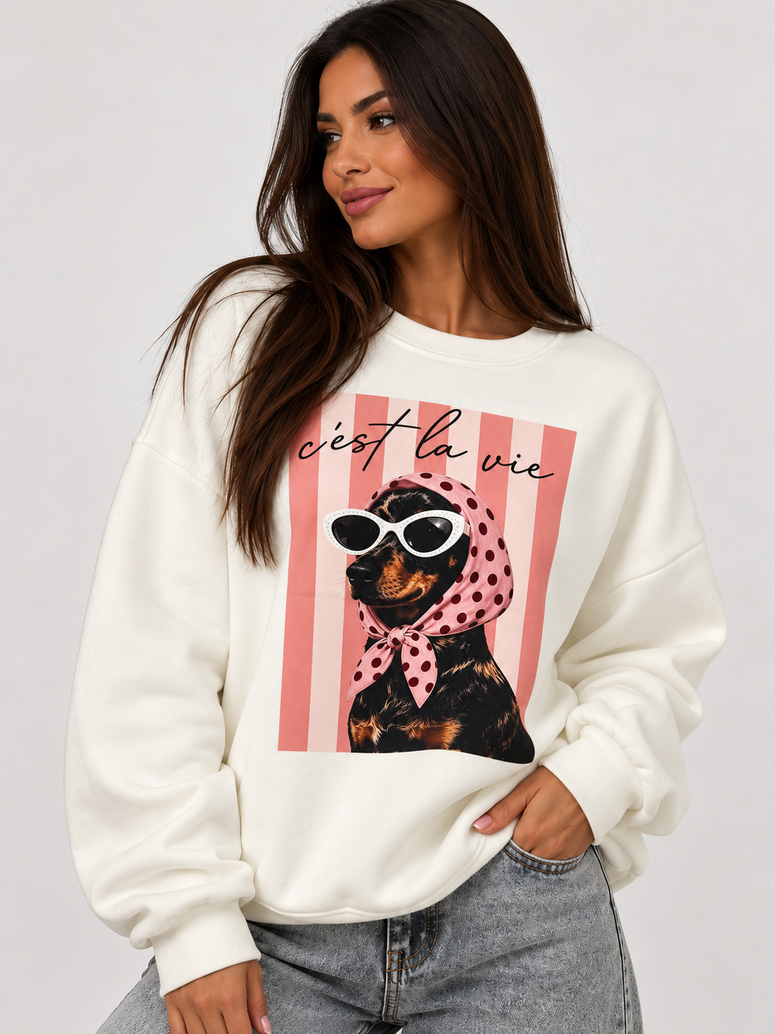 Modelo morena con sudadera blanca C’est la vie, rayas rosas y pañuelo rosa de lunares