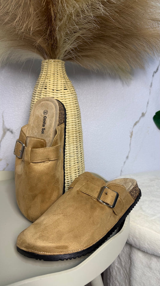 Zuecos camel con hebilla